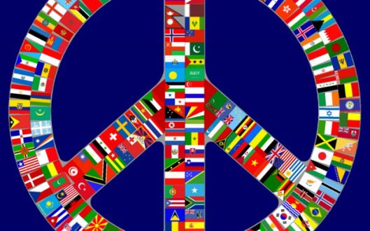 Simbolo della pace realizzato con le bandiere del mondo.